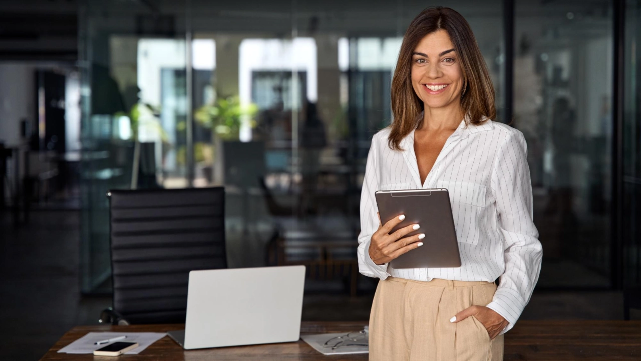 Profesional con tablet en un entorno de oficina