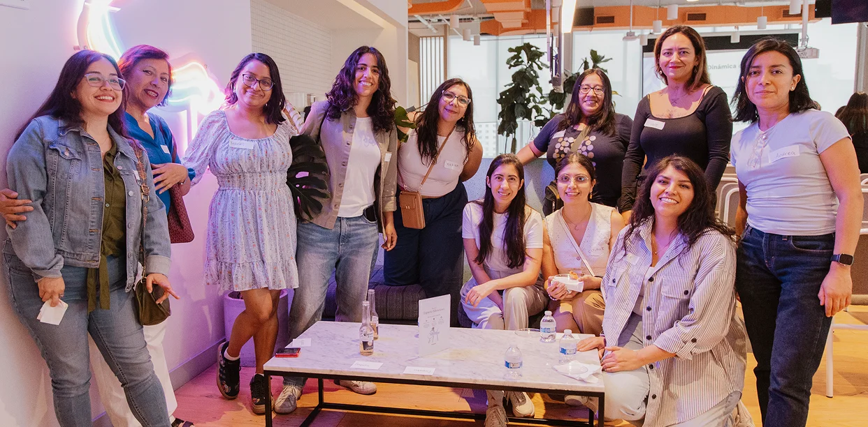 Mujeres profesionales avanzando en su plan de carrera