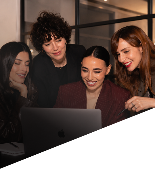 Mujeres fortaleciendo habilidades profesionales en Activa tu Carrera de Laboratoria y L'Oréal